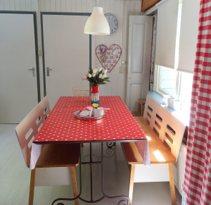 eethoek vakantiehuisje aan zee - wit